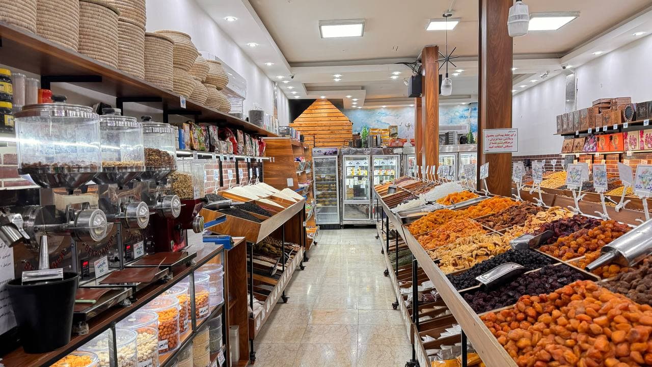 غرفه خشکبار فله در فروشگاه شکپوی