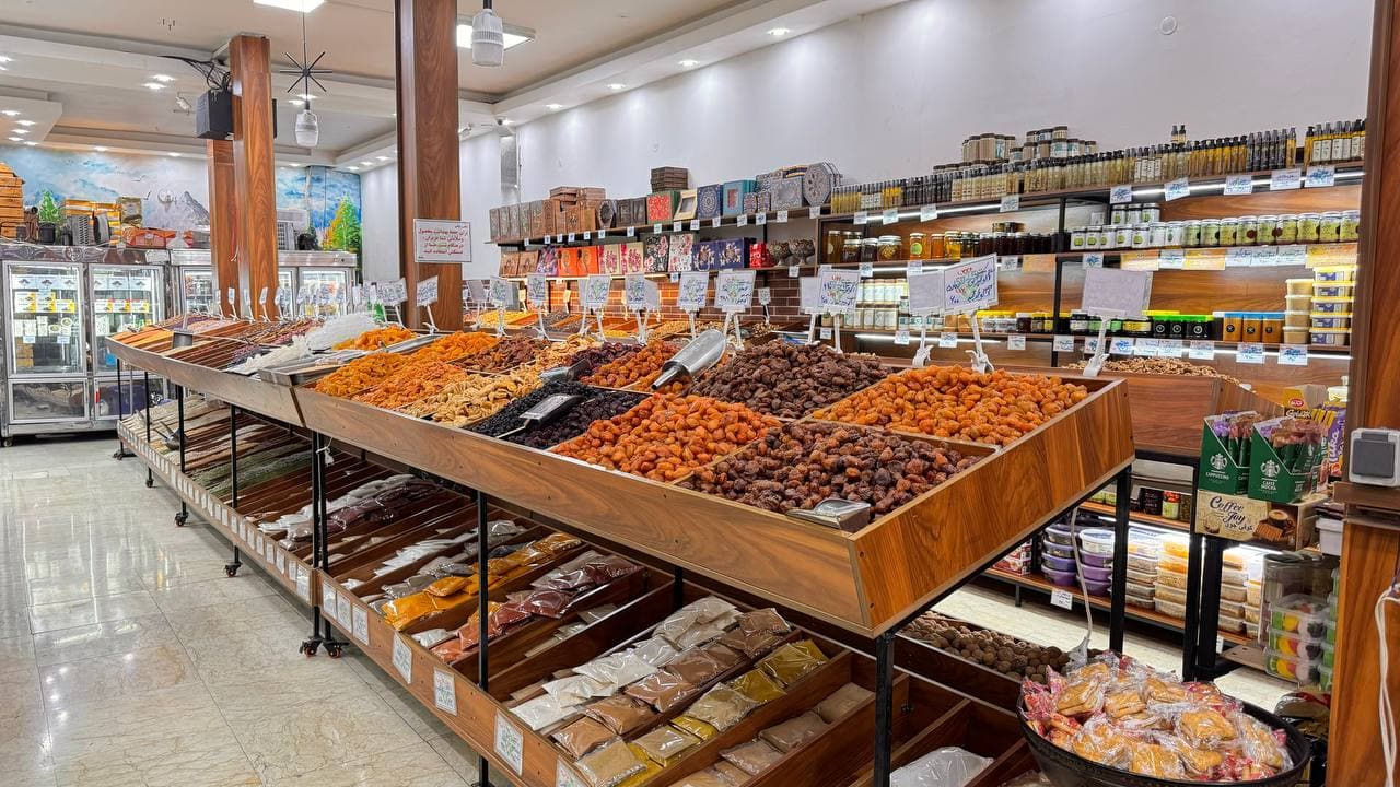 ویترین خرما و میوه خشک در فروشگاه شکپوی