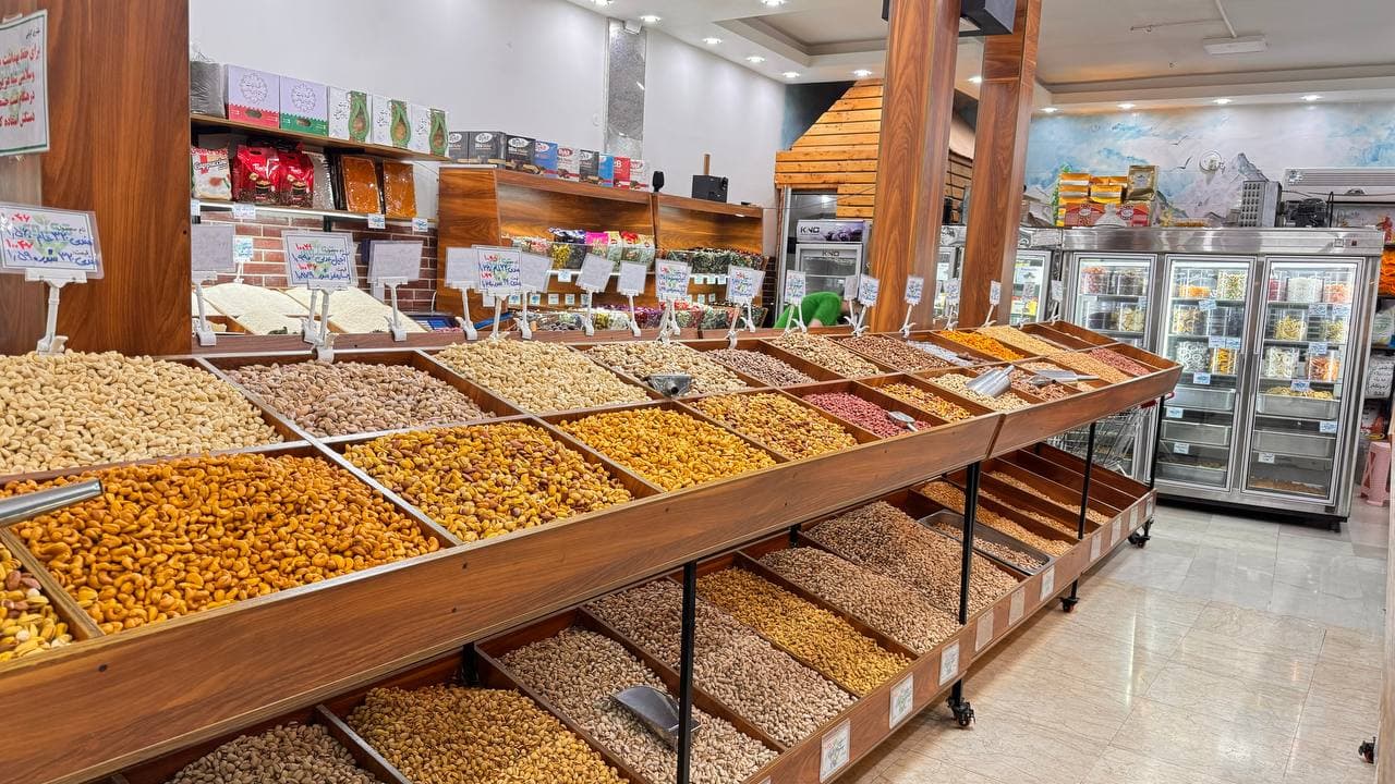 ویترین آجیل و مغزها در فروشگاه شکپوی